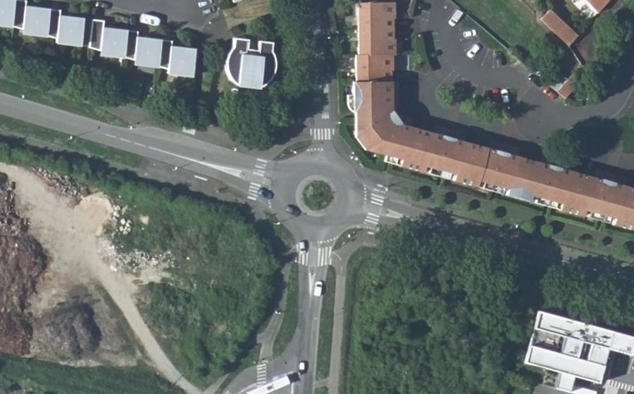 Vue aérienne du Rond-point anonyme n°30325294