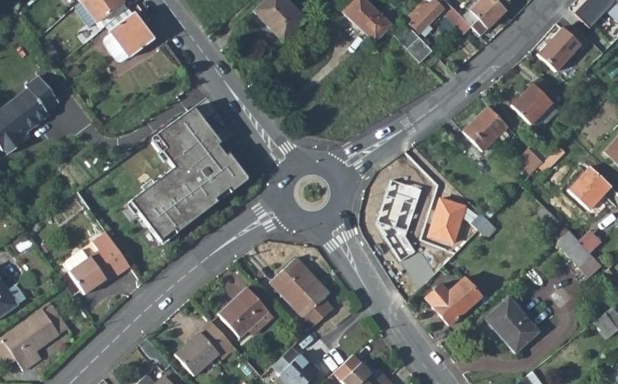 Vue aérienne du Rond-point anonyme n°30325303