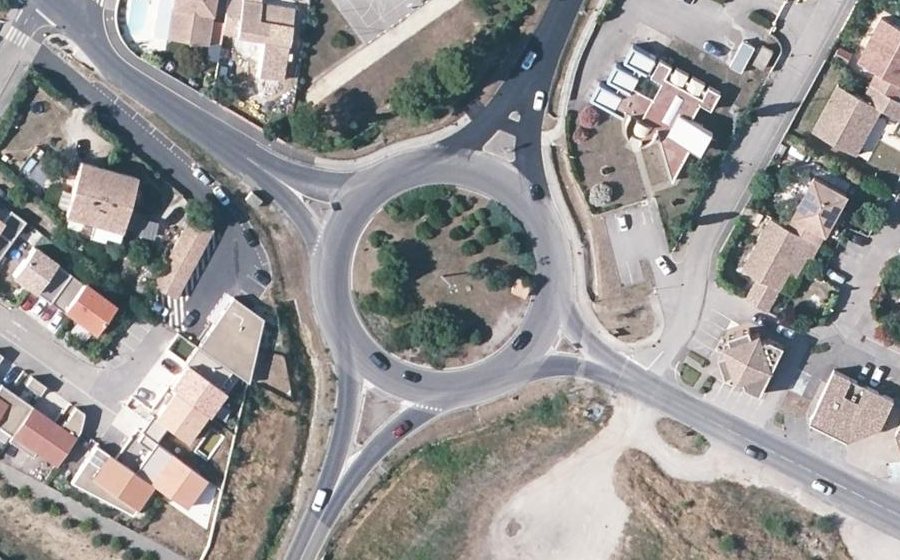 Vue aérienne du Rond-point anonyme n°30325829