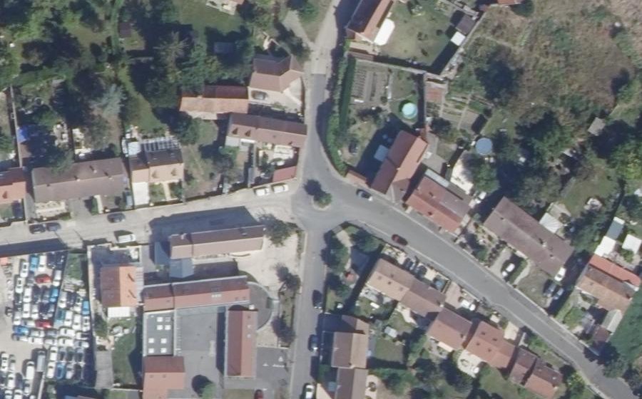 Vue aérienne du Rond-point anonyme n°303288899