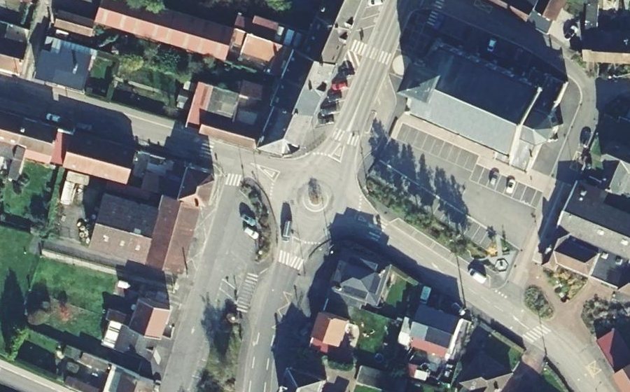Vue aérienne du Rond-point anonyme n°303322373