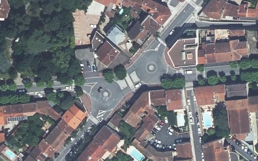 Vue aérienne du Rond-point anonyme n°303327292
