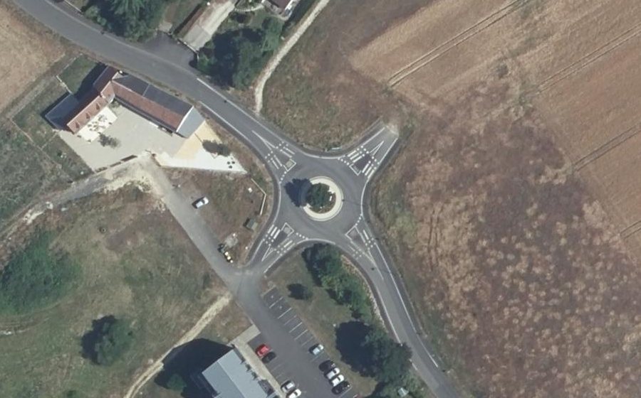 Vue aérienne du Rond-point anonyme n°303328698