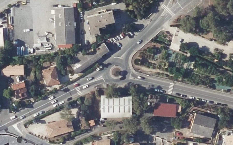 Vue aérienne du Rond-point anonyme n°303329138