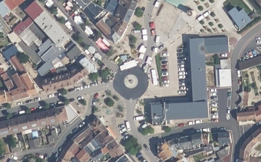 Vue aérienne du Rond-point anonyme n°30335089