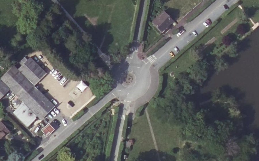 Vue aérienne du Rond-point anonyme n°30338048