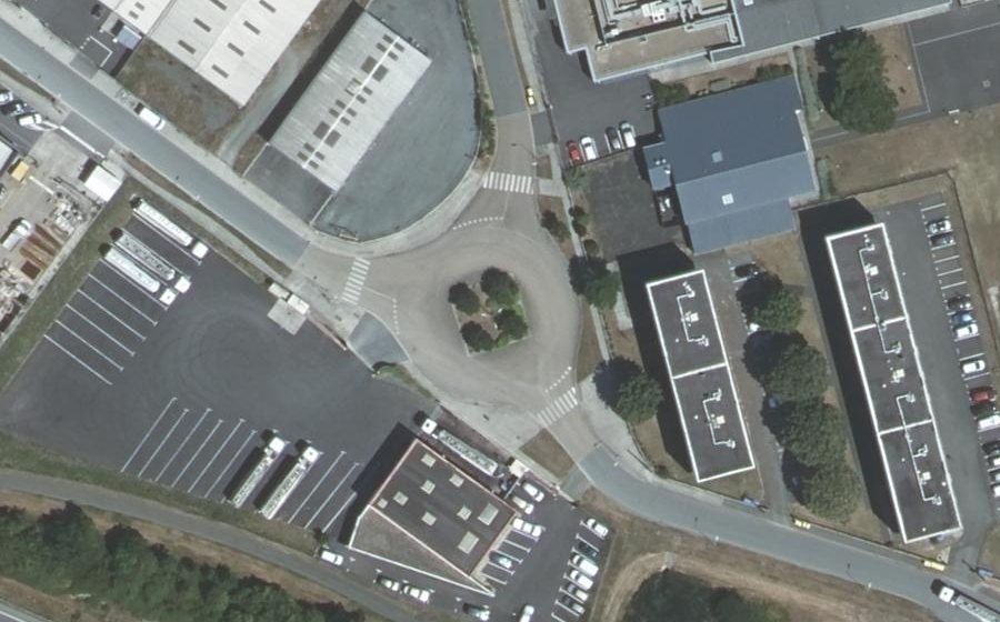 Vue aérienne du Rond-point anonyme n°303436111