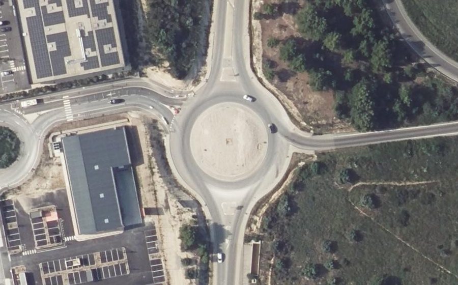 Vue aérienne du Rond-point anonyme n°303554519