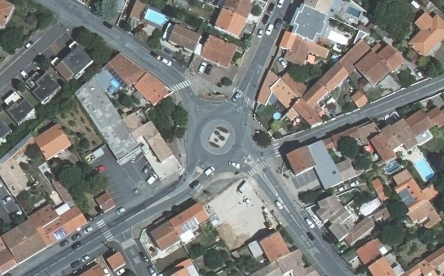 Vue aérienne du Rond-point anonyme n°303578312