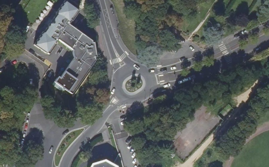 Vue aérienne du Rond-point anonyme n°303591748