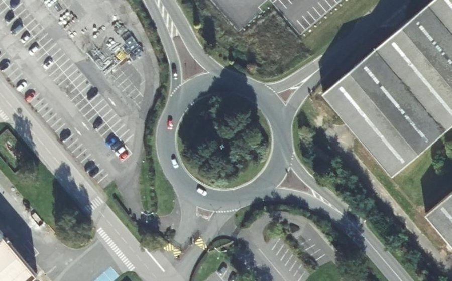 Vue aérienne du Rond-point anonyme n°303598971
