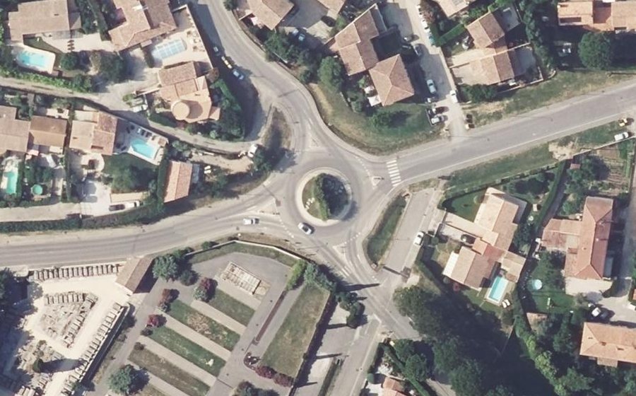 Vue aérienne du Rond-point anonyme n°30361486