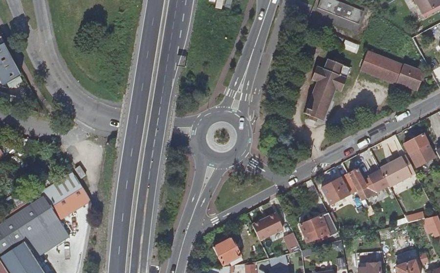 Vue aérienne du Rond-point anonyme n°303615213