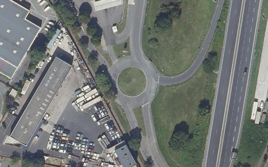 Vue aérienne du Rond-point anonyme n°303615218