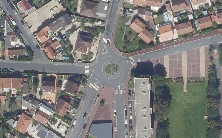 Vue aérienne du Rond-point anonyme n°303617807