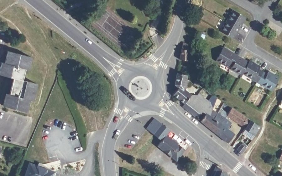 Vue aérienne du Rond-point anonyme n°303655601
