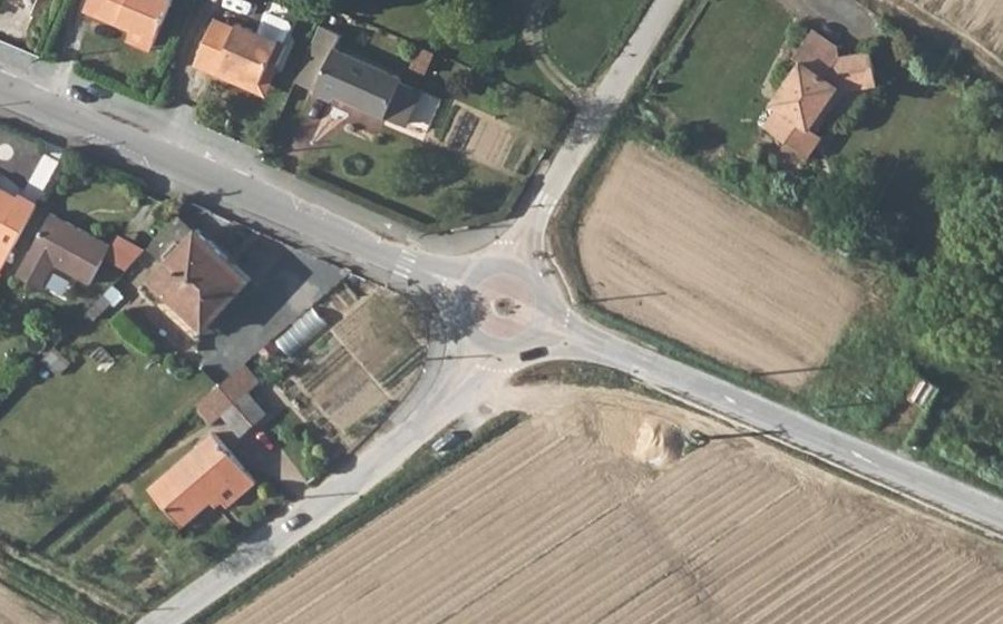 Vue aérienne du Rond-point anonyme n°303738584