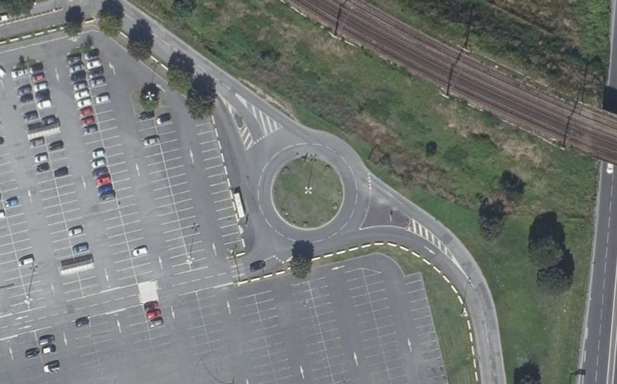 Vue aérienne du Rond-point anonyme n°303739189