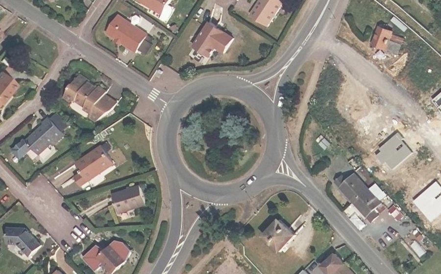 Vue aérienne du Rond-point anonyme n°30374502