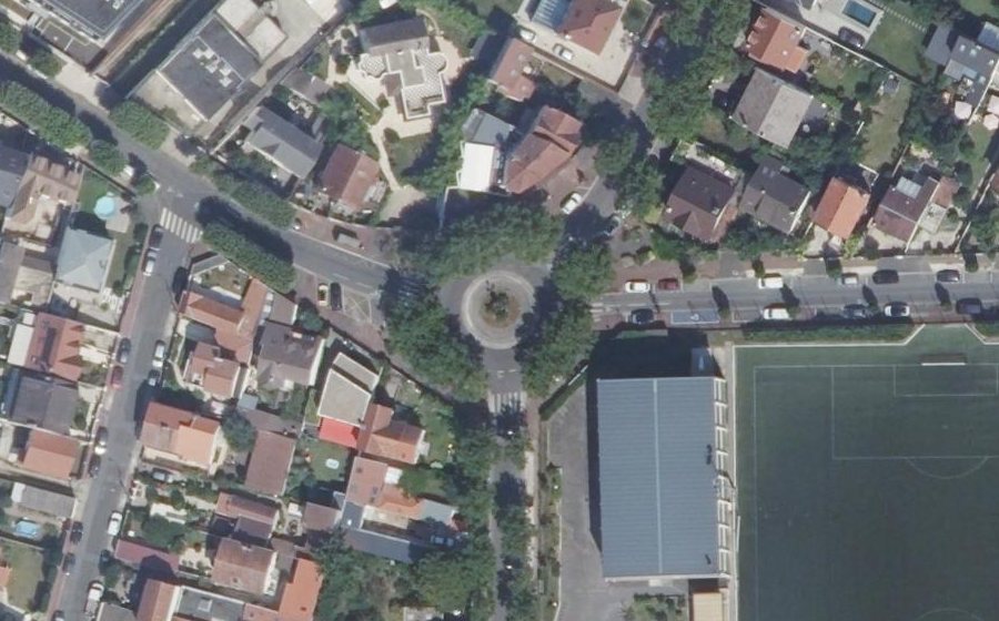Vue aérienne du Rond-point anonyme n°30376298