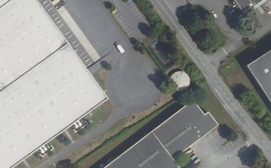 Vue aérienne du Rond-point anonyme n°303798225