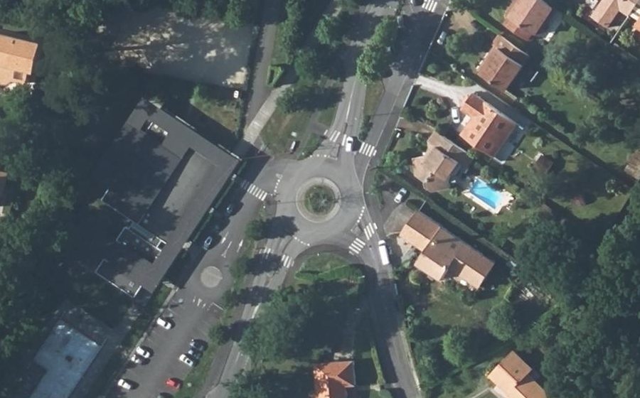 Vue aérienne du Rond-point anonyme n°303859201
