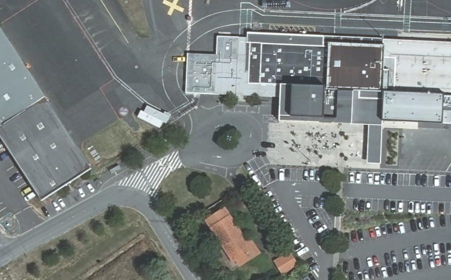 Vue aérienne du Rond-point anonyme n°303942442