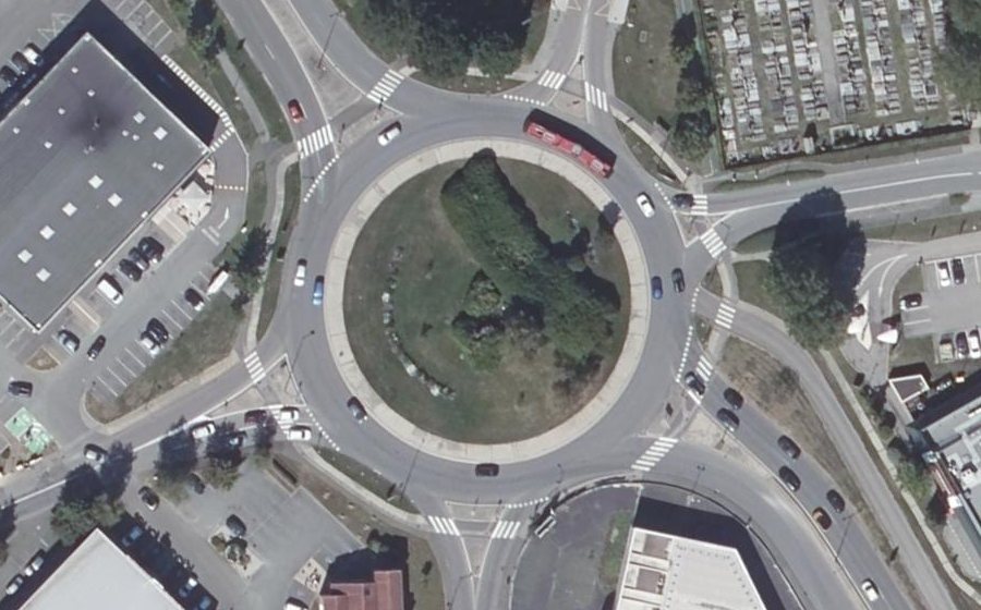 Vue aérienne du Rond-point anonyme n°30394325