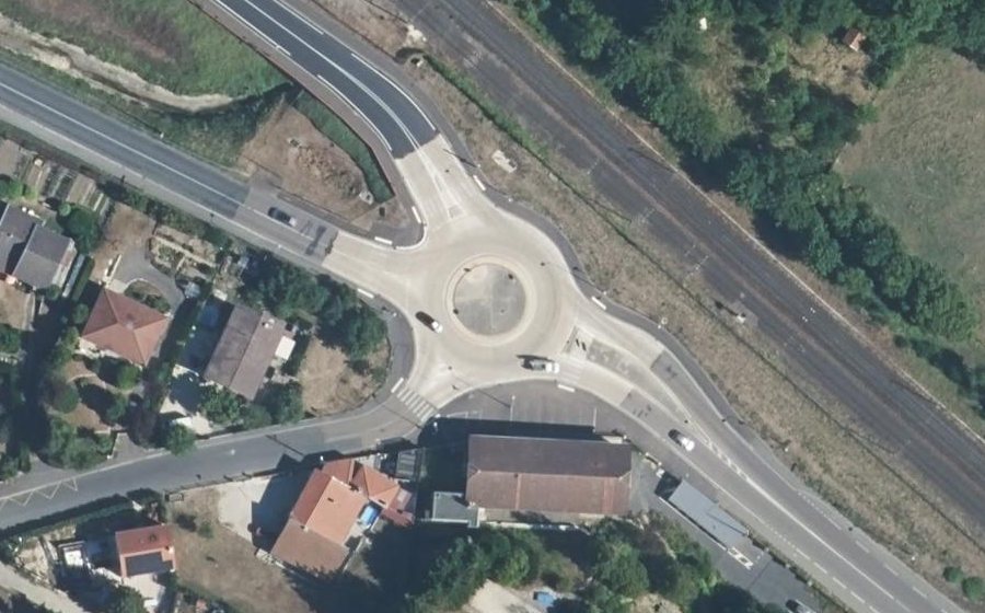 Vue aérienne du Rond-point anonyme n°303949383
