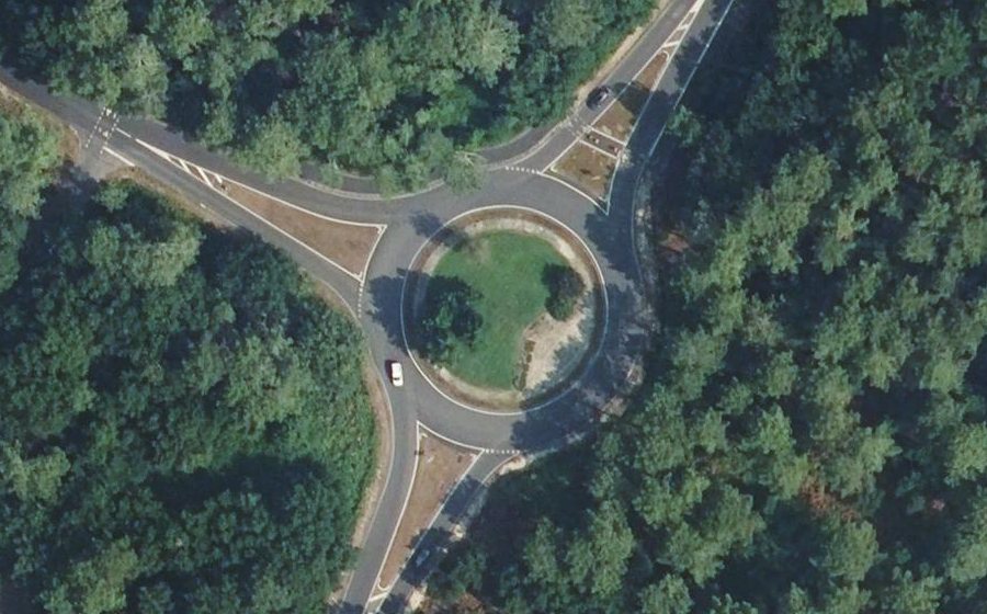 Vue aérienne du Rond-point anonyme n°304042272