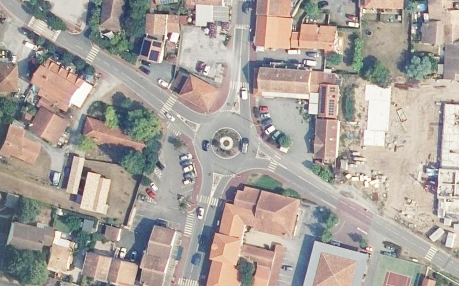 Vue aérienne du Rond-point anonyme n°304042456