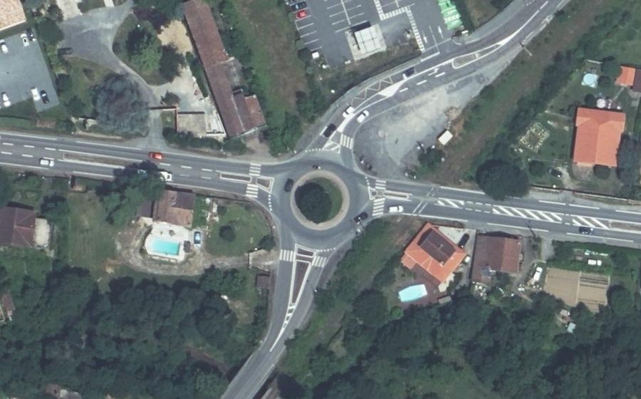 Vue aérienne du Rond-point anonyme n°304060544