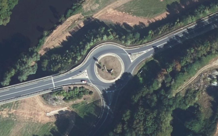 Vue aérienne du Rond-point anonyme n°30407167