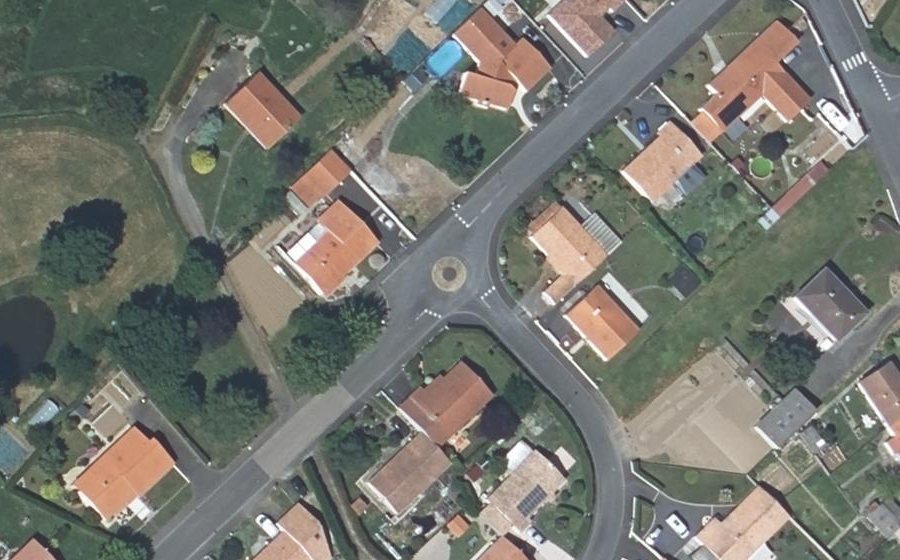 Vue aérienne du Rond-point anonyme n°304084557