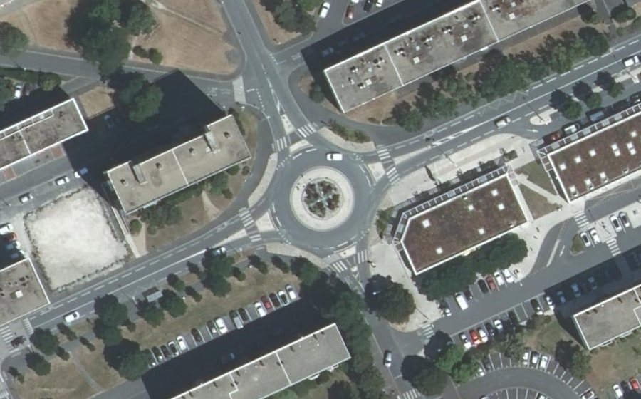 Vue aérienne du Rond-point anonyme n°304099171