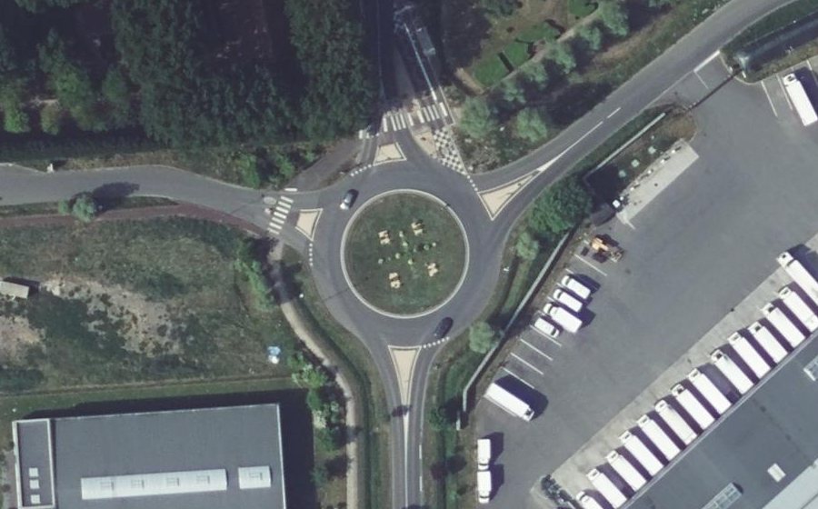 Vue aérienne du Rond-point anonyme n°304131330