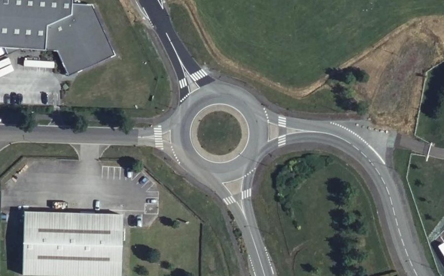 Vue aérienne du Rond-point anonyme n°304200486