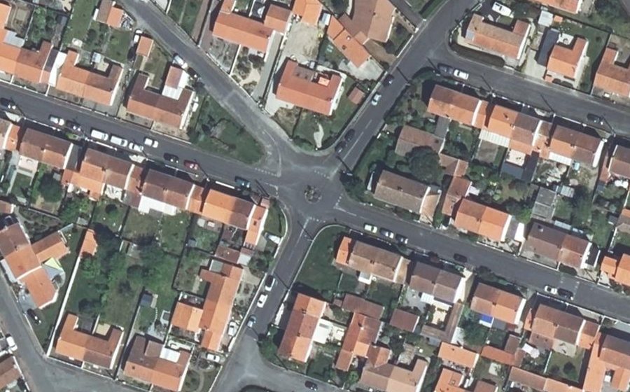 Vue aérienne du Rond-point anonyme n°304215379