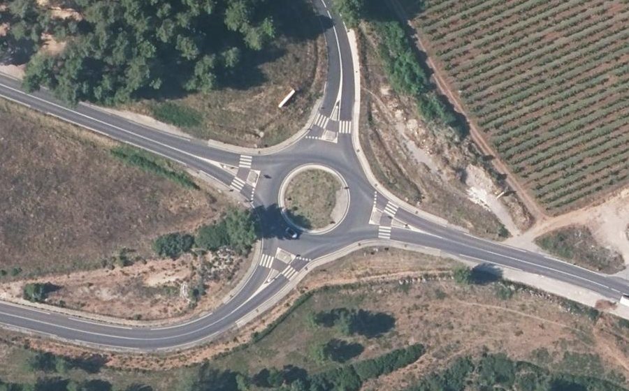 Vue aérienne du Rond-point anonyme n°304242198