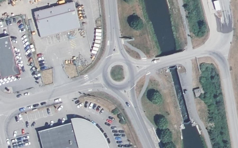 Vue aérienne du Rond-point anonyme n°304247312