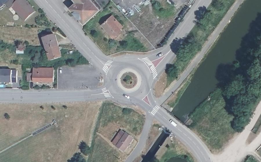 Vue aérienne du Rond-point anonyme n°304247313