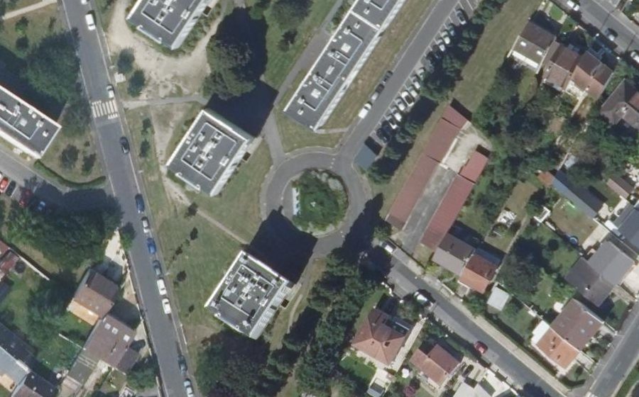 Vue aérienne du Rond-point anonyme n°304366357