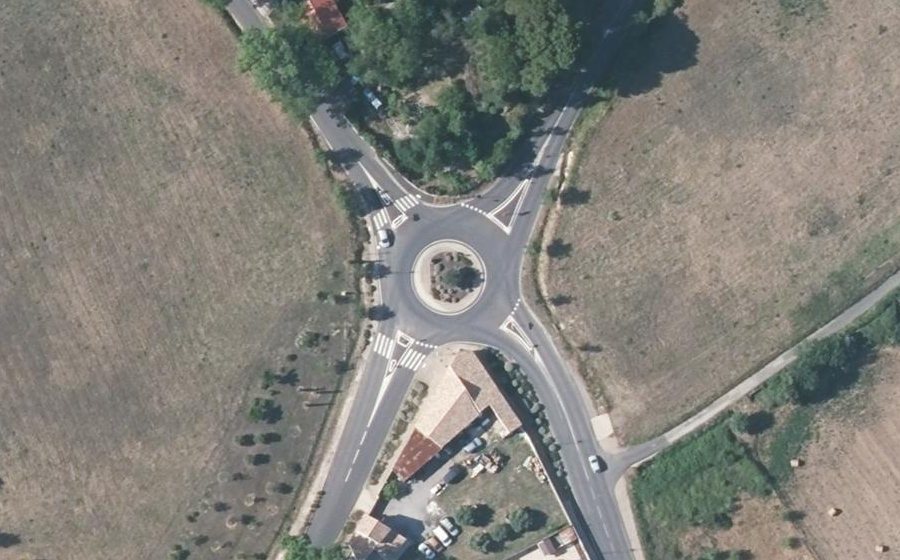 Vue aérienne du Rond-point anonyme n°304383475