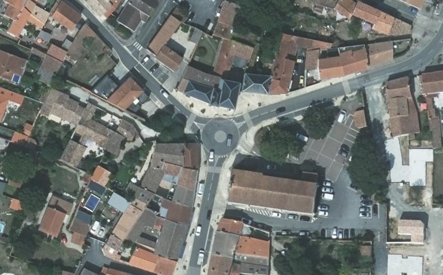 Vue aérienne du Rond-point anonyme n°304384604