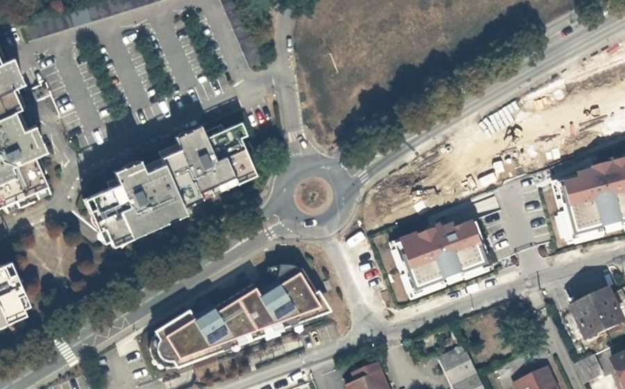Vue aérienne du Rond-point anonyme n°304420188