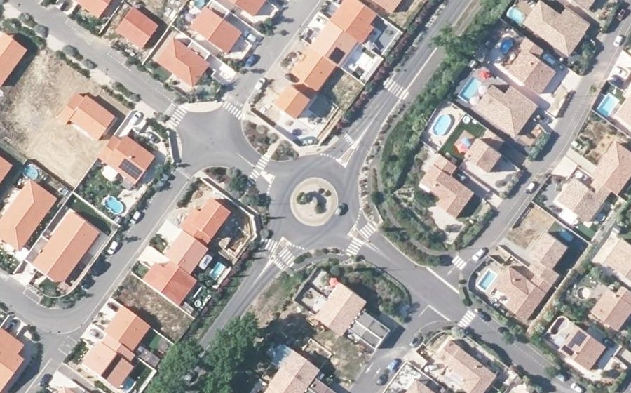 Vue aérienne du Rond-point anonyme n°304429178