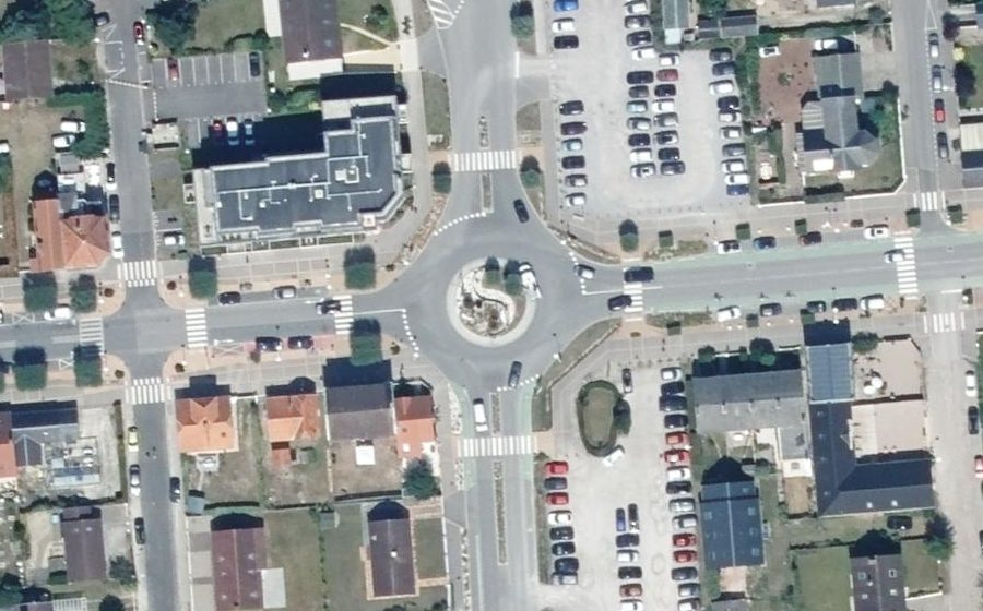 Vue aérienne du Rond-point anonyme n°304452358