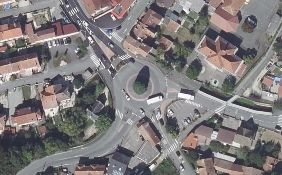 Vue aérienne du Rond-point anonyme n°30451073