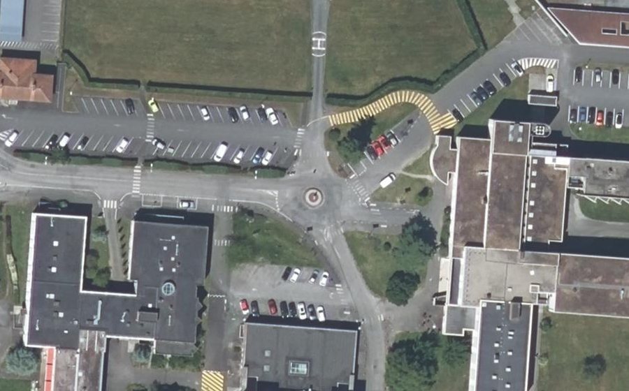 Vue aérienne du Rond-point anonyme n°304664585