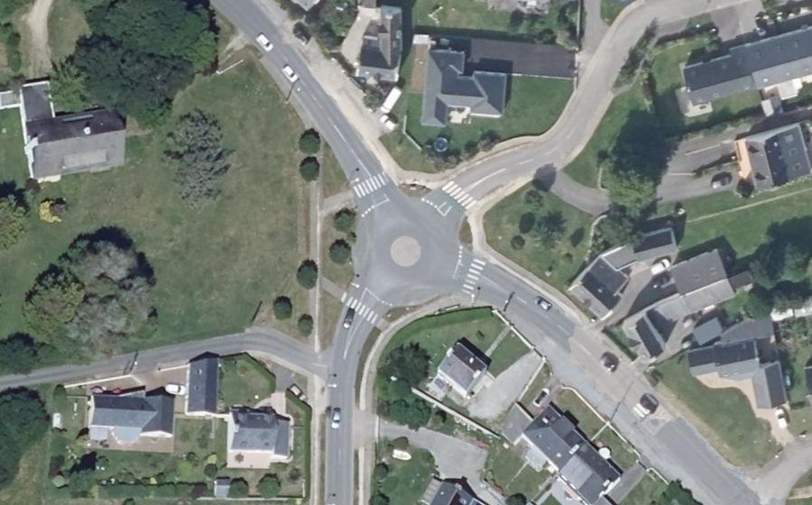 Vue aérienne du Rond-point anonyme n°304686855